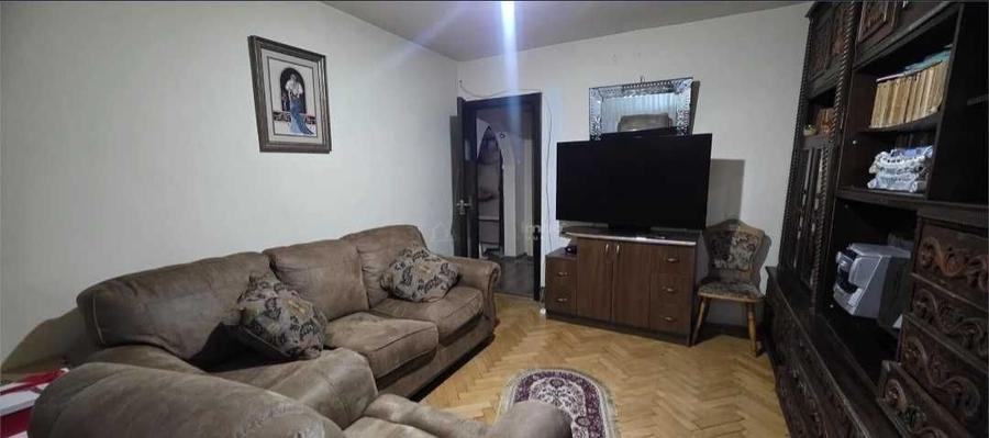 Apartament cu 3 camere semidecomandat în Aleea Trandafirilor