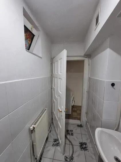 A 34 Proprietarul vinde apart 2 cam demisol strada George Bacovia mobilat ,utilat ,cu centrala ,, - 1