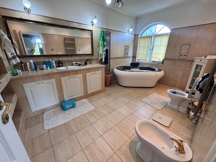 Casa deosebita sector 4 P+1+M. 6 cam.Util 418mp. Teren 1638mp - 29