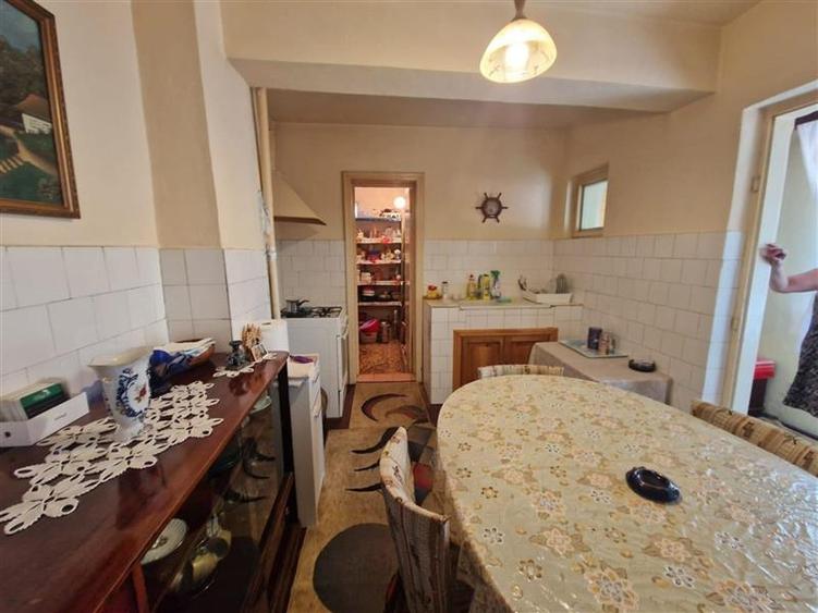 Ramnicu Valcea - Biblioteca Judeteana - casa - 3 camere - curte comuna - 7