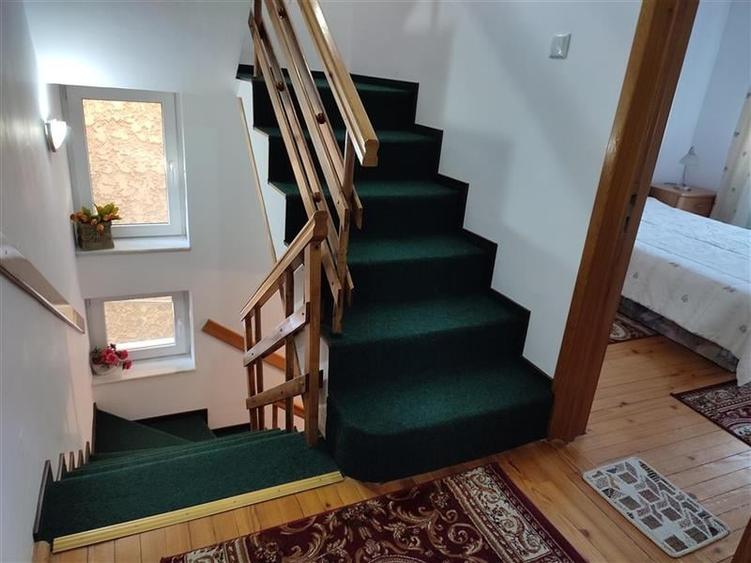 VILA 5 CAMERE, FARA CURTE, GARAJ, CENTRAL, ZONA LIVADA POSTEI - 13