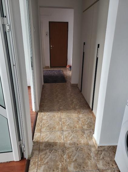 Va propun spre inchiriere un apartament cu 3 camere, decomandat, cu bucataria in - 13