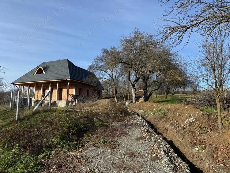 Casa la rosu de vanzare - 1