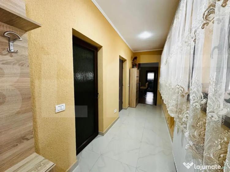 Casa spatioasa cu 5 dormitoare, doua bucatarii si teren de 1 - 8