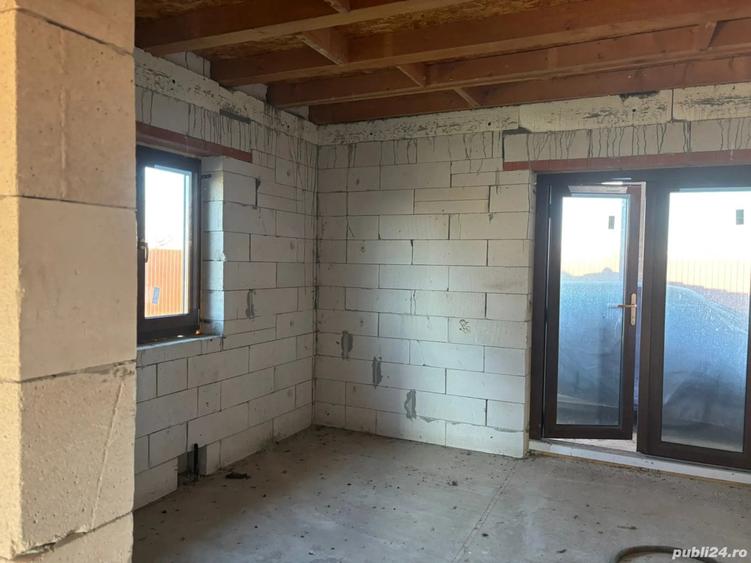 Vand casa la rosu cu tamplarie PVC - 7