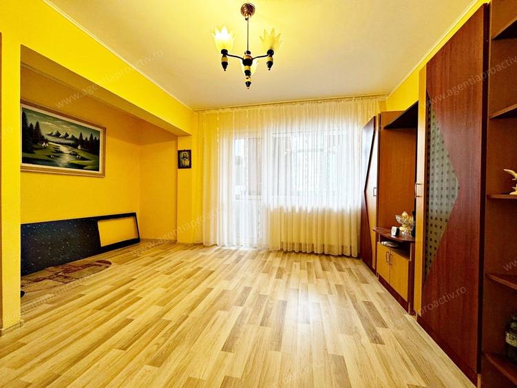 Apartament cu 3 camere decomandat, situat la etajul 7, in Micro 20. - 1