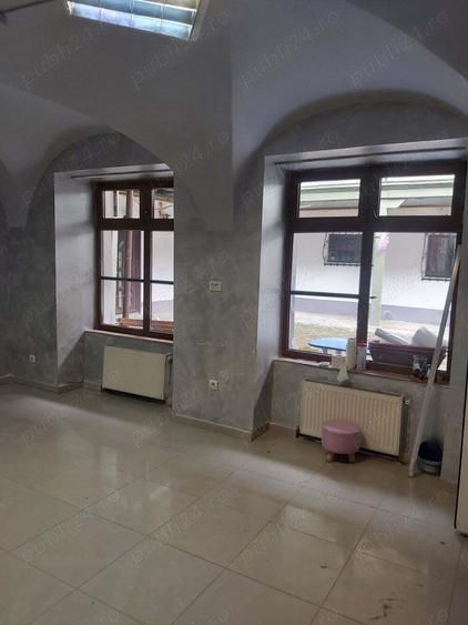 Inchiriez spatiu comercial cca 45 mp ultracentral in Sibiu pe Balcescu in curte cu vad f bun 550 E. - 9