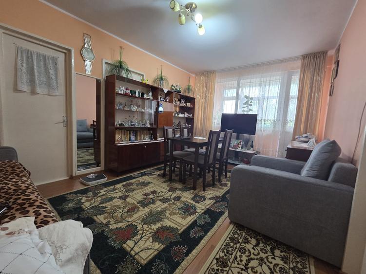 Apartament cu 3 camere semidecomandat în Micro 16