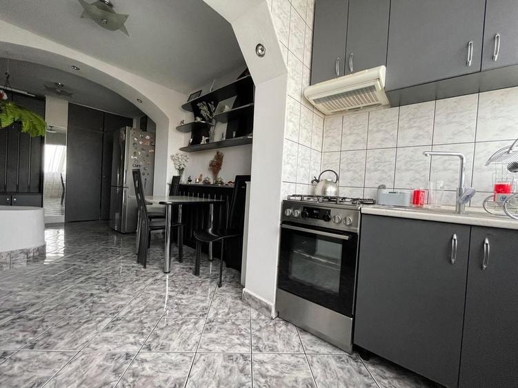 Apartament cu 3 camere decomandat în Salca