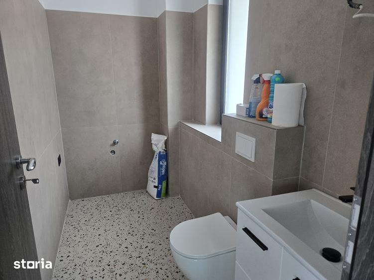 Casă cu 3 camere semidecomandat cu Teren 240 Mp în Central