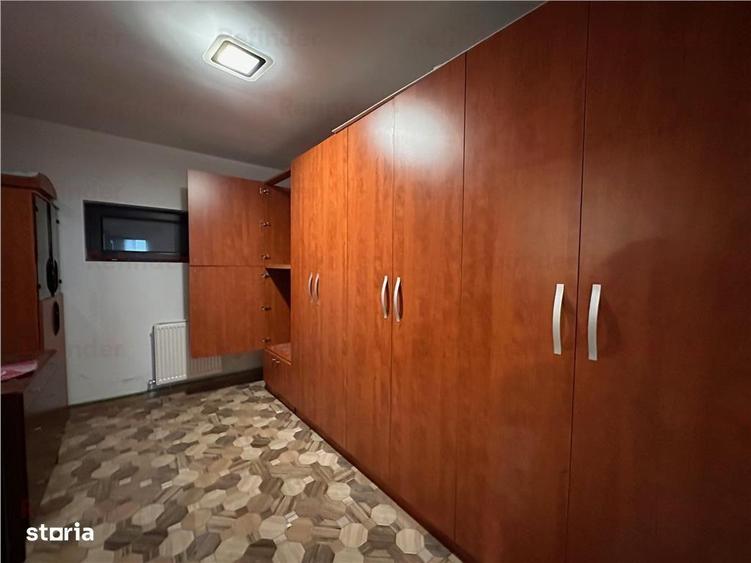 Casă cu 10 camere cu Teren 246 Mp în Moșilor