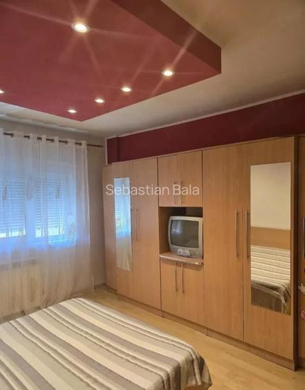 DE VÂNZARE! Apartament cu 2 camere, Decomandat 54,5 mp AC Gazul pe scara