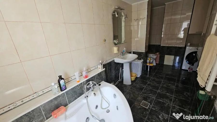 Apartament cu 4 camere decomandat în Găvana