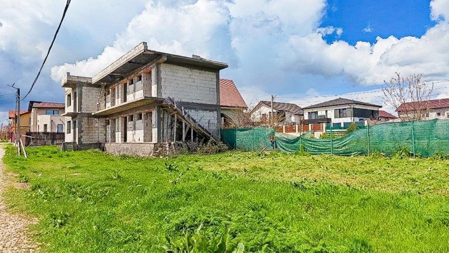 Casă individuală cu 10 camere cu Teren 394 Mp în Lazu