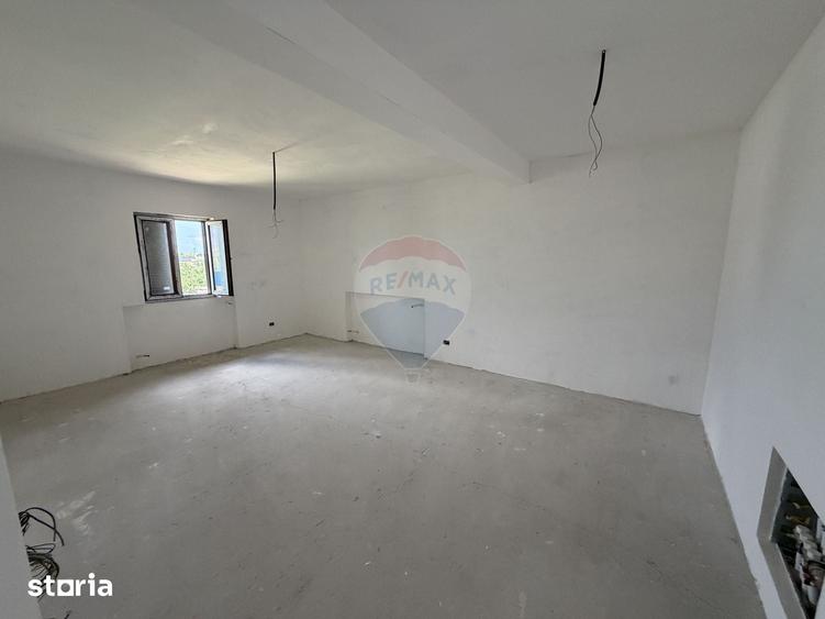 Casă cu 5 camere cu Teren 3960 Mp în Milcovul