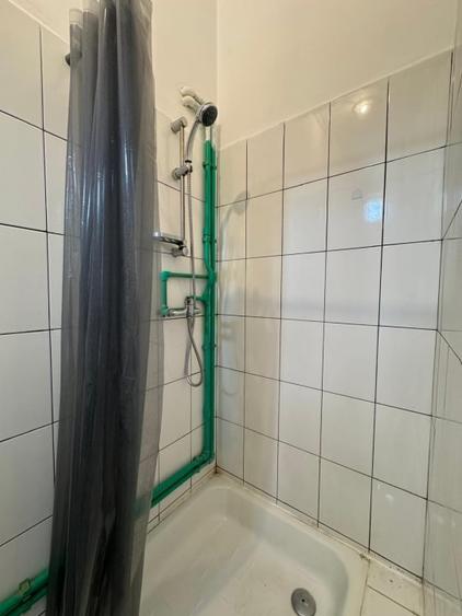 Casă individuală cu 18 camere decomandat cu Canalizare în Carierei