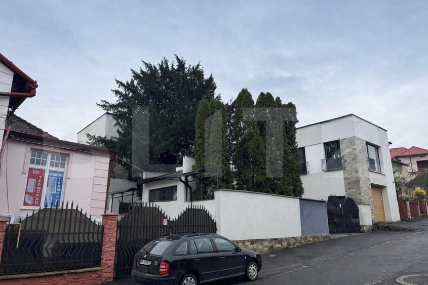 Casă individuală cu 15 camere cu Canalizare în Reghin