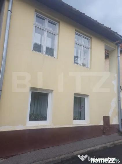Casă cu 5 camere cu Teren 843 Mp în Schei