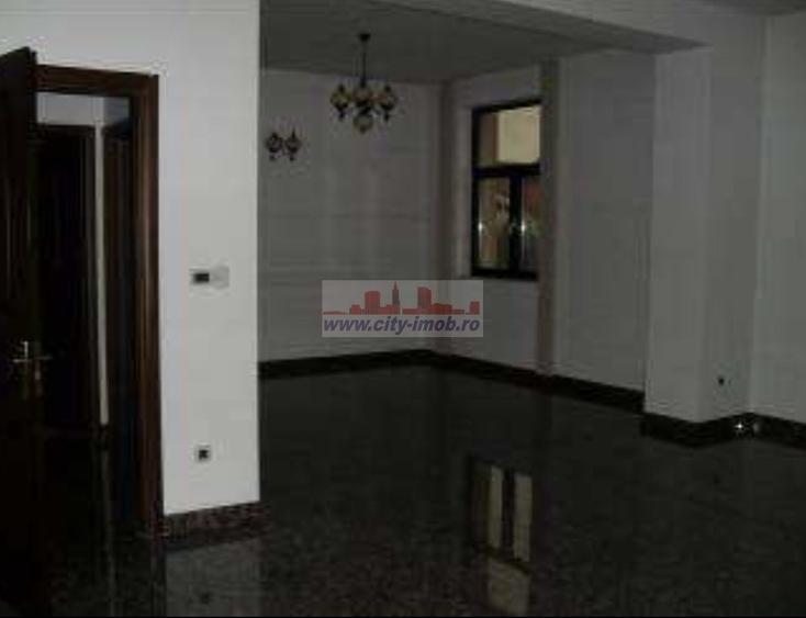 Casă cu 10 camere cu Canalizare în Nord