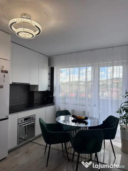 Apartament cu 3 camere semidecomandat în Dâmbul Rotund