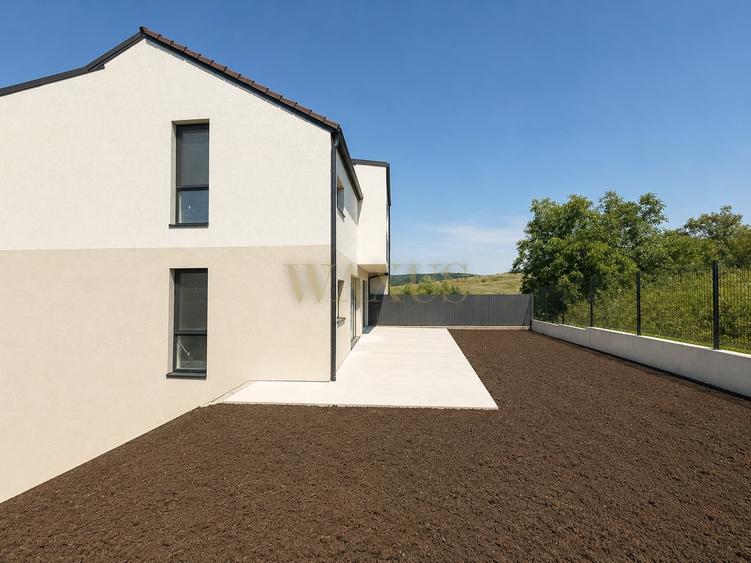 Duplex cu 6 camere cu Canalizare în Chinteni