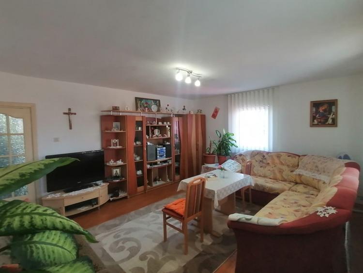 Casă individuală cu 8 camere cu Canalizare în Fratelia