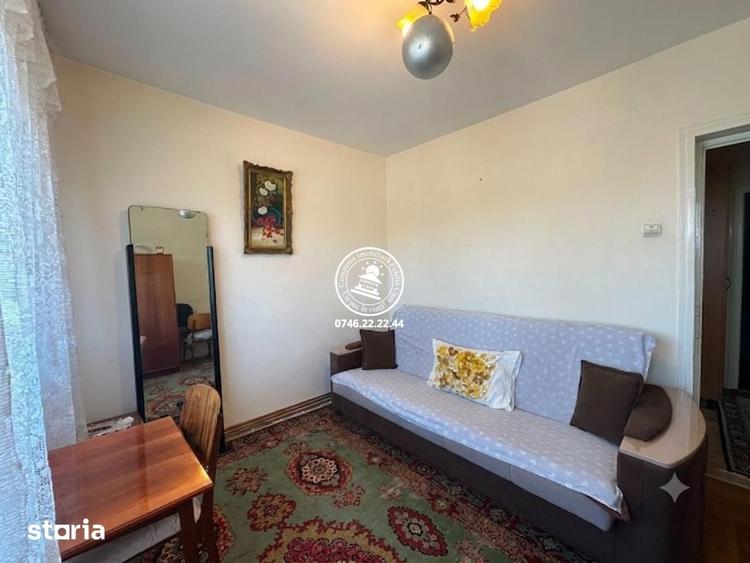 Apartament cu 3 camere semidecomandat în Podu Roș