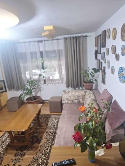 Apartament cu 4 camere decomandat în Băceni