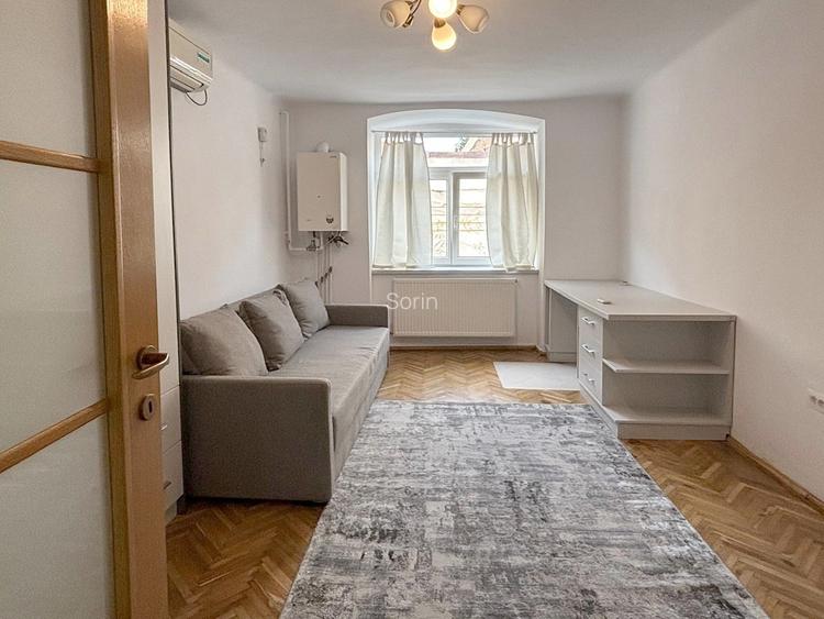 Garsonieră elegantă de închiriat în Centrul Istoric, disponibilă imediat.