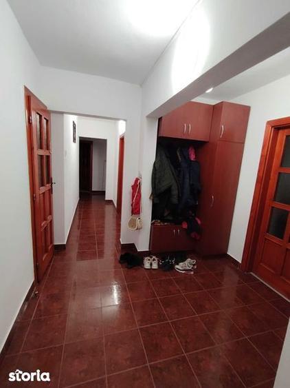 De vanzare apartament 4 camere - 2