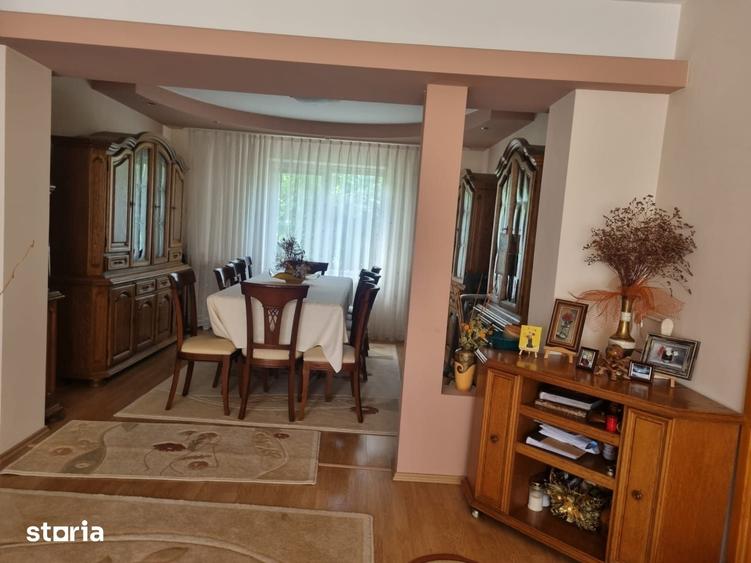Casă cu 10 camere cu Teren 2500 Mp în Central