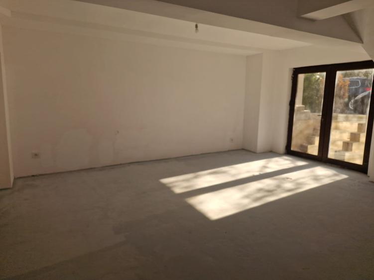 Spatiu comercial 130 mp - demisol - Faleza Nord - 128.000 euro (Cod E8) - 1
