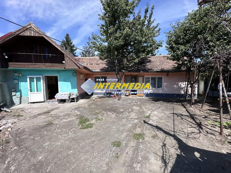 Casa de vanzare Centru 3 camere cu toate utilitatile - 2