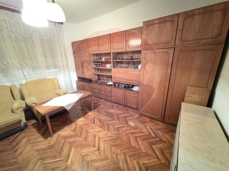 Casă cu gradina si solarii de legume - 11