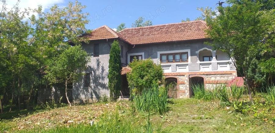 Casă cu Teren 1366 Mp în Central