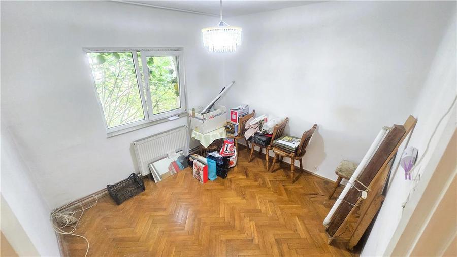 Apartament cu 4 camere decomandat în Micro 16
