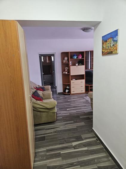 Apartament cu 3 camere semidecomandat în Petrești