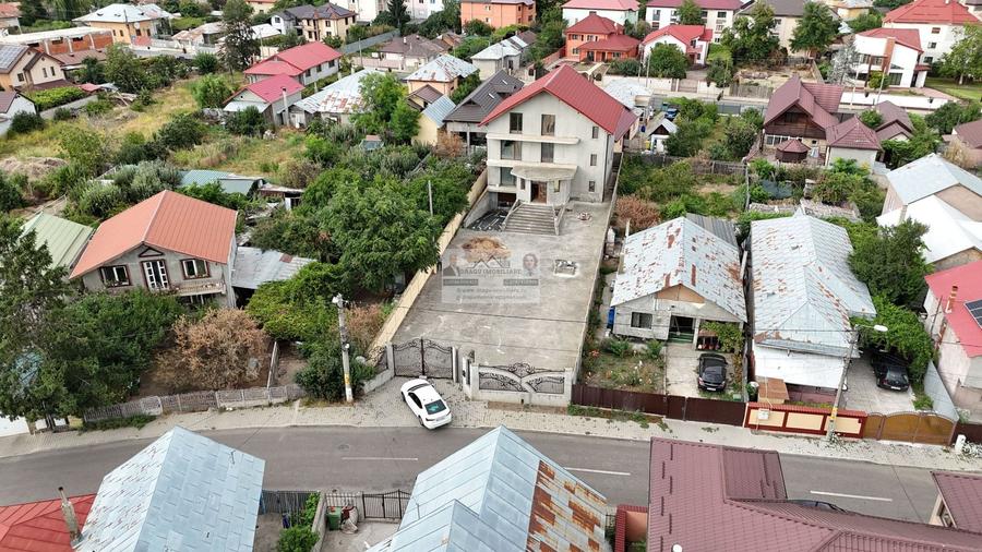 Casă individuală cu 8 camere cu Canalizare în Vest