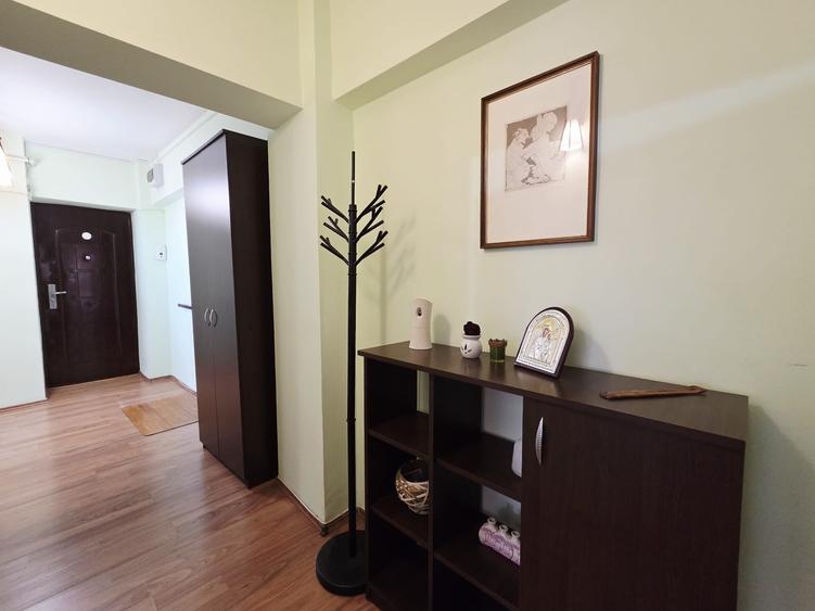 Apartament cu 3 camere decomandat, mobilat în Piața Centrală