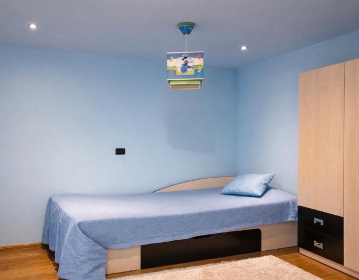Apartament cu 3 camere decomandat, mobilat în Faleza Nord