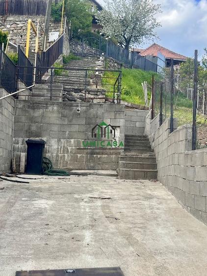 Casă individuală cu 6 camere cu Canalizare în Central