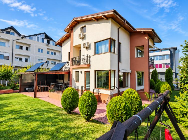 Casă individuală cu 5 camere cu Canalizare în Est