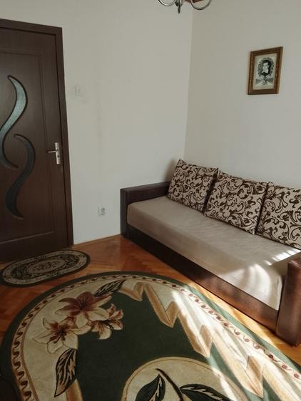 Apartament cu 3 camere semidecomandat în Obor