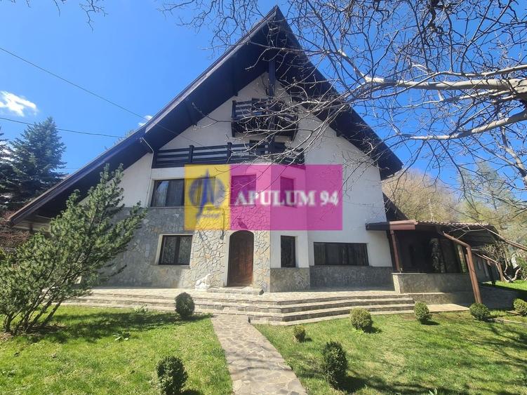 Casă individuală cu 9 camere cu Canalizare în Capul Câmpului
