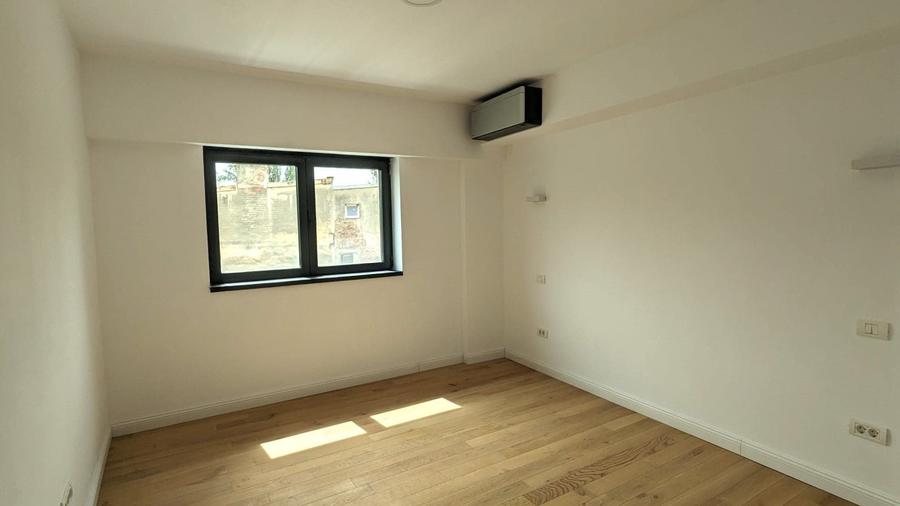 BOUTIQUE  //  STR. POLONA // LINISTE//  PARCARE - 4