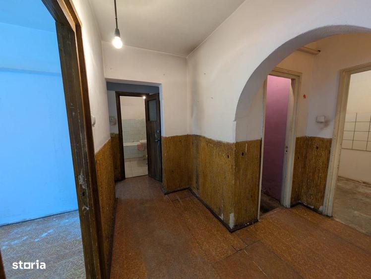 Apartament cu 3 camere decomandat în Tei