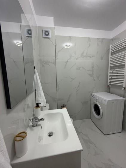 Inchiriez -garsoniera complet utilata-la prima inchiriere.Situata intr,un bloc nou.Et 5/6.centrala proprie.+loc de parcare subteran..Metrou-Berceni - 3