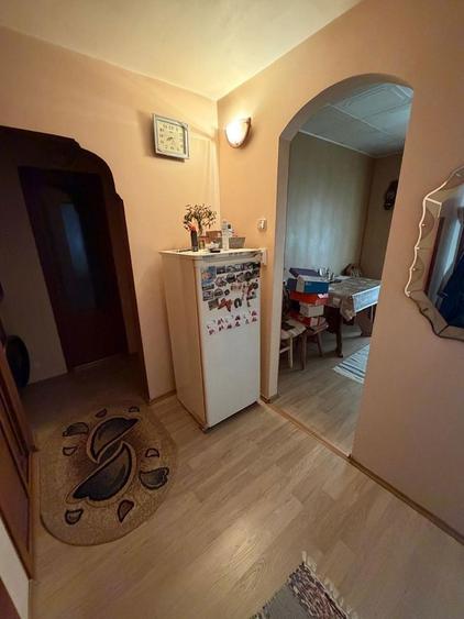 Apartament 2 camere decomandat, parter, balcon, zona excelenta langa liceu si transport public - 2