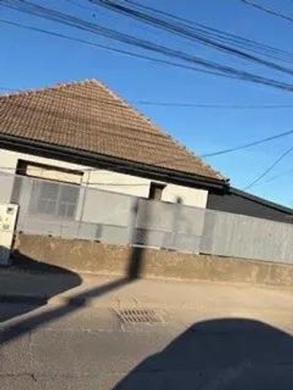 inchiriez casa impartita in 3 apartamente , curent trifazat si cu curte mare , langa Scoala British - 1
