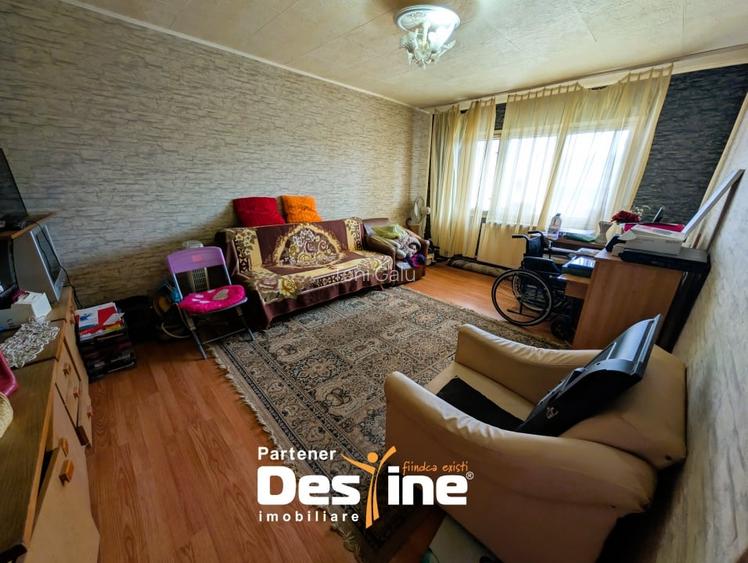 4 camere decomandat - 2 bai cu geam - centrala termica - simplu - la strada, CUG 4 camere decomandat - 2 bai cu geam - centrala termica - simplu - la strada, CUG